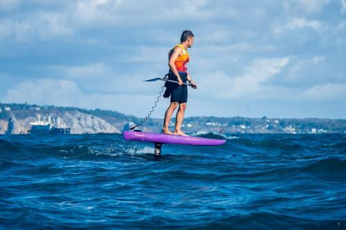 Tom Auber en wing foil